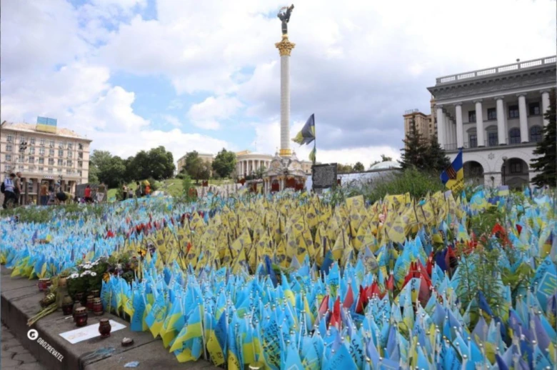 Поле з українських прапорів як пам'ятник героїв на Майдані Незалежності