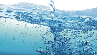 Чиста вода вливається у ємність з бульбашками