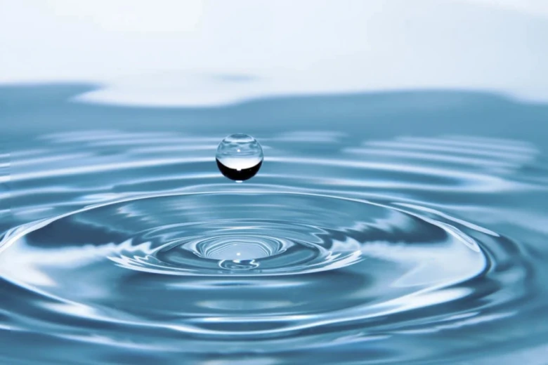 Крапля води створює хвилі на поверхні.