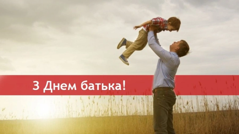 Тато піднімає сина вгору на фоні заходу сонця.