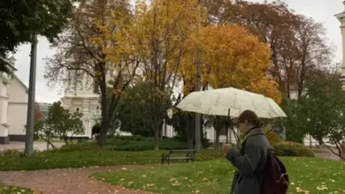 Людина з парасолькою на вулиці в осінній день.