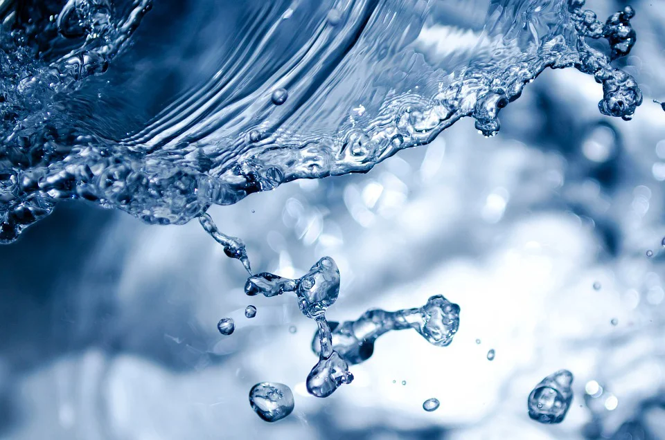 Чиста вода з краплями на фоні