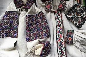 Білі вишиванки з кольоровими геометричними орнаментами