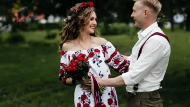 Чоловік і жінка в святкових одягах на фоні природи