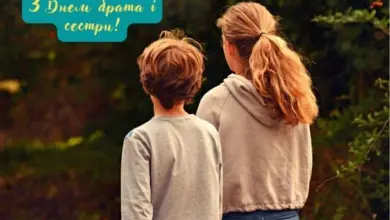 Діти брат і сестра стоять спиною до камери