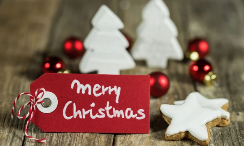 Червона етикетка з написом Merry Christmas та різдвяними прикрасами.