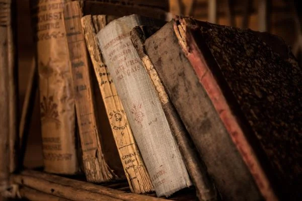 Старі книги на полиці біля вікна