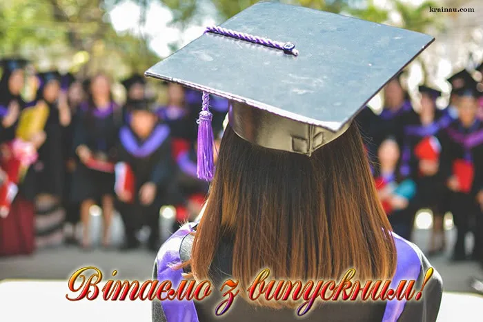 Випускниця в шапці на фоні інших випускників.
