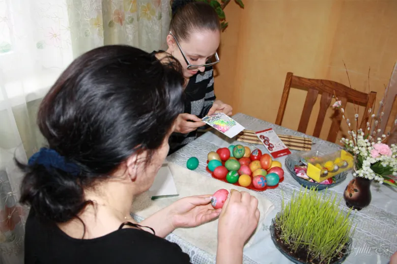 Жінки прикрашають пасхальні яйця за традицією.