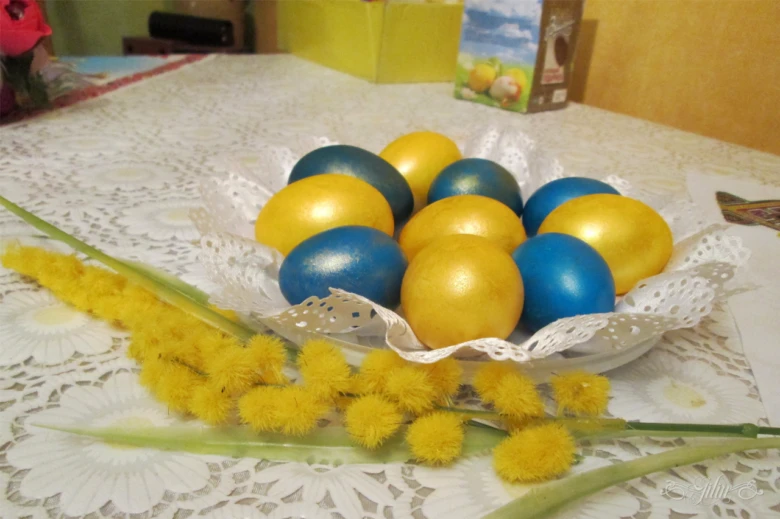 Easter eggs and flowers